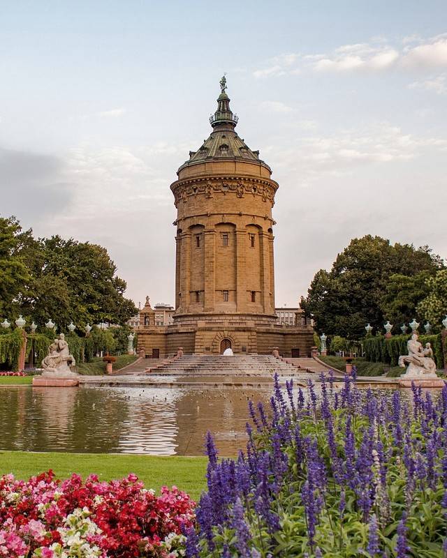 Der Mannheimer Wasserturm am Friedrichsplatz mit Wasserbecken und Parkanlage im Abendlicht
