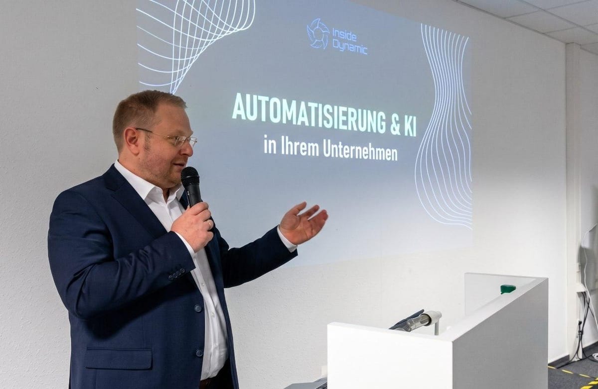 Viktor Nikolayev hält einen Vortrag zu Automatisierung und KI in Unternehmen
